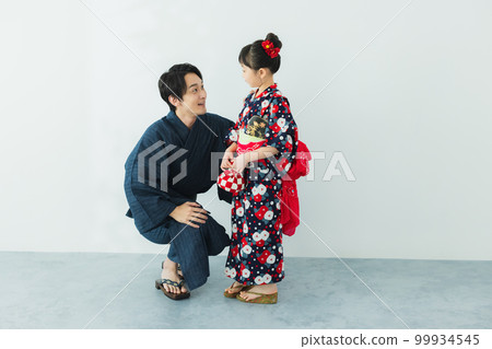 一個穿著浴衣的女孩和她的父親一家 一個穿著浴衣的女孩和她的父親一家 99934545
