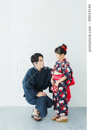 一個穿著浴衣的女孩和她的父親一家 一個穿著浴衣的女孩和她的父親一家 99934546