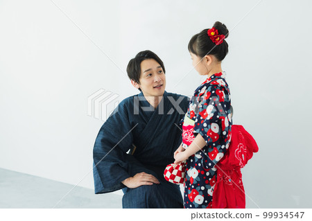 一個穿著浴衣的女孩和她的父親一家 一個穿著浴衣的女孩和她的父親一家 99934547