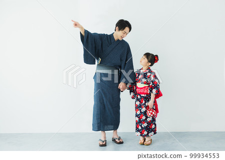 一個穿著浴衣的女孩和她的父親一家 一個穿著浴衣的女孩和她的父親一家 99934553