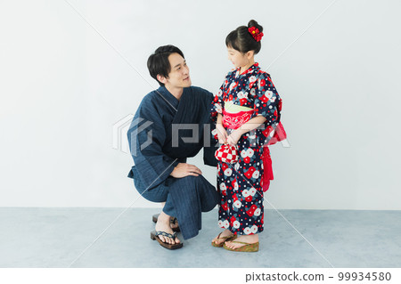 一個穿著浴衣的女孩和她的父親一家 99934580