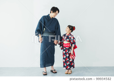 一個穿著浴衣的女孩和她的父親一家 一個穿著浴衣的女孩和她的父親一家 99934582