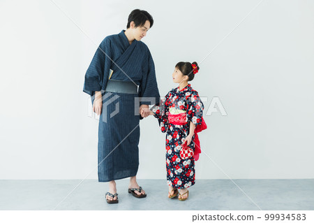 一個穿著浴衣的女孩和她的父親一家 一個穿著浴衣的女孩和她的父親一家 99934583