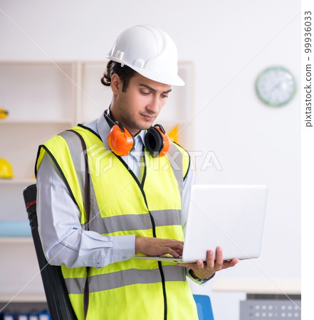 Young male architect working in the office 99936033