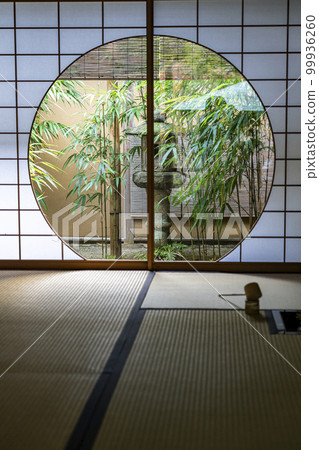 [Kanagawa Prefecture] Round window of Ichijo Ekan Sanso in Kamakura 99936260
