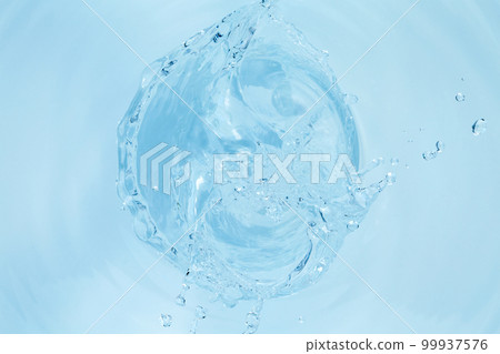 水從管道中噴出。 99937576