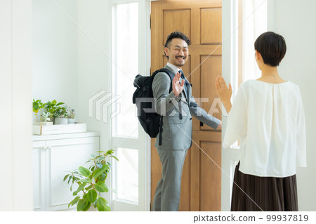 Entrance seeing off Entrance seeing off 99937819