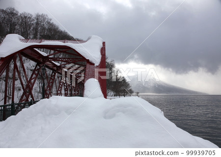 Landscape of mountain line iron bridge in winter_Lake Shikotsu Landscape of mountain line iron bridge in winter_Lake Shikotsu 99939705