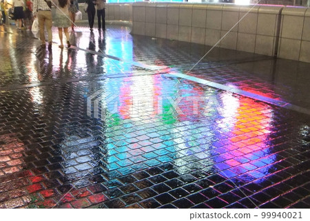 Dotonbori landmark reflected on the rainy sidewalk 99940021