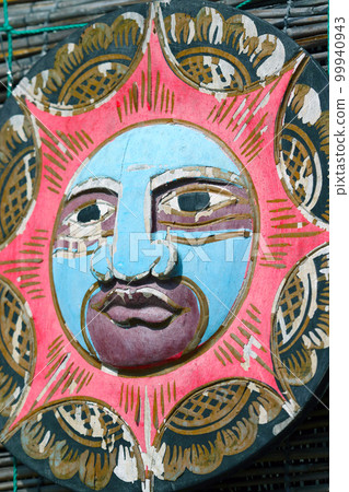 一種由紅色和藍色人形木雕製成的仿古牆飾，被認為是模仿東南亞的太陽。 99940943