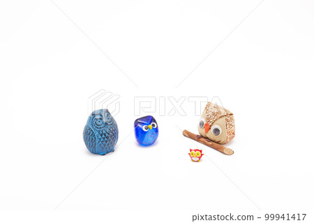 Various owl figurines Various owl figurines 99941417