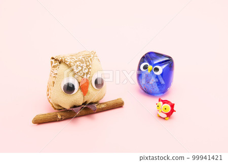 Various owl figurines Various owl figurines 99941421