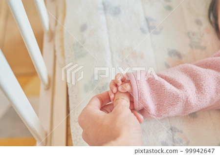 嬰兒牽著爸爸的手育兒假嬰兒 嬰兒牽著爸爸的手育兒假嬰兒 99942647