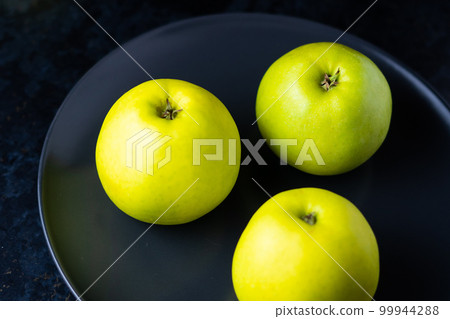Ripe green apple fruits on dark stone table. Top view with copy space. Flat lay 99944288
