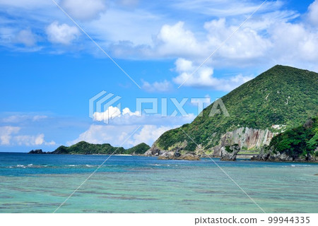 奄美大島大和村 清爽的藍天和清澈的大海 奄美大島大和村 清爽的藍天和清澈的大海 99944335
