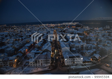 雷克雅未克冬日黎明時從冰島 Hallgrimskirkja 教堂的屋頂拍攝(經過處理的黎明模式) 雷克雅未克冬日黎明時從冰島 Hallgrimskirkja 教堂的屋頂拍攝(經過處理的黎明模式) 99945504