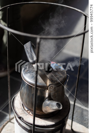 爐子上的水壺 99945774