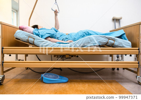 curved hospital bed with patient holding handle 99947371