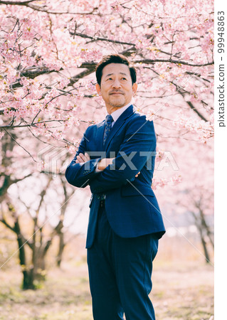 盛開的櫻花和西裝革履的老人 99948863