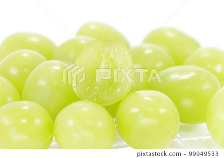 Shine Muscat 葡萄切塊，您可以連皮一起吃 橫截面 明亮的背景 99949533