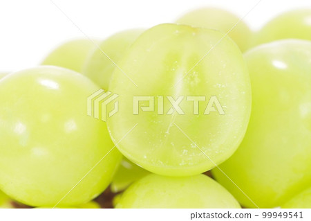 Shine Muscat 葡萄切塊，您可以連皮一起吃 橫截面 明亮的背景 99949541