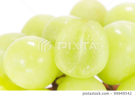 Shine Muscat 葡萄切塊,您可以連皮一起吃 橫截面 明亮的背景 Shine Muscat 葡萄切塊,您可以連皮一起吃 橫截面 明亮的背景 99949542