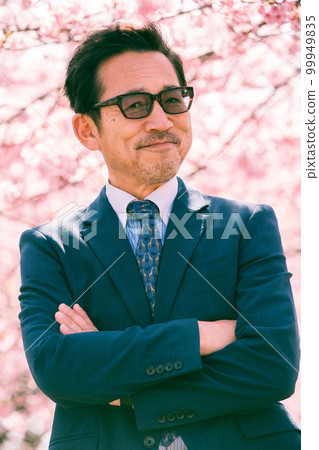 Cherry blossoms in full bloom and an old man in a suit Cherry blossoms in full bloom and an old man in a suit 99949835