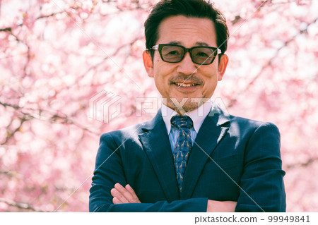 Cherry blossoms in full bloom and an old man in a suit 99949841