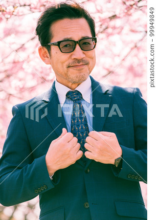 Cherry blossoms in full bloom and an old man in a suit Cherry blossoms in full bloom and an old man in a suit 99949849