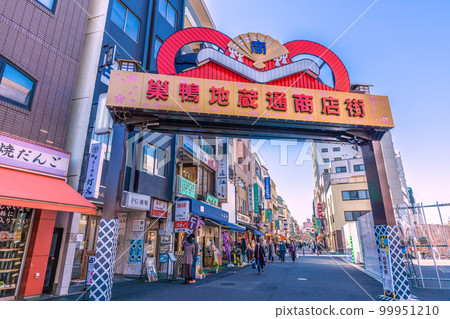 The cityscape of Tokyo in Japan, overlooking Sugamo Jizo-dori Shopping Street (JR Sugamo Station side entrance, the first thing you see) 99951210