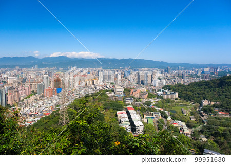 台灣台北市象山,從山路看到的台北城市景觀(長前亭附近) 台灣台北市象山,從山路看到的台北城市景觀(長前亭附近) 99951680