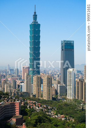 Taiwan Taipei City Elephant Mountain, the cityscape of Taipei seen from the mountain trail 99951681