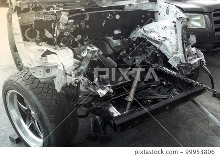 Repairing cars around the engine room that have suffered severe accidents that cause damage to the structure 99953806