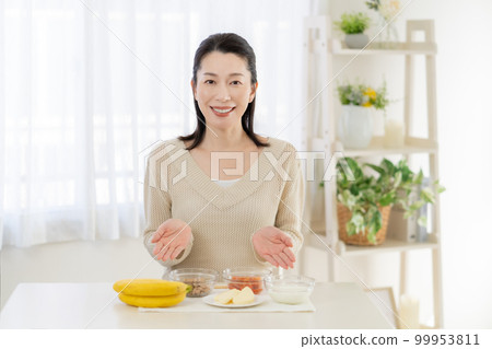 Intestinal activity A middle-aged woman introducing ingredients good for the intestines on the table Intestinal activity A middle-aged woman introducing ingredients good for the intestines on the table 99953811