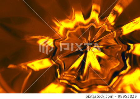 琥珀色燈光下切割玻璃的特寫修飾紋理。 琥珀色燈光下切割玻璃的特寫修飾紋理。 99953829