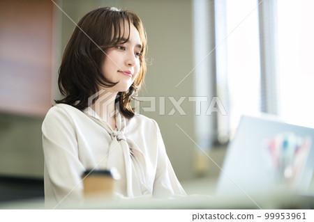 在辦公室工作的年輕女子 在辦公室工作的年輕女子 99953961