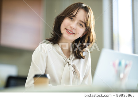 在辦公室工作的年輕女子 在辦公室工作的年輕女子 99953963