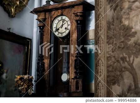 vintage table clock vintage table clock 99954886