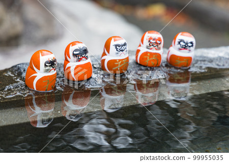 迷你達磨娃娃散落在日本大阪府箕面市的勝尾寺院內 99955035