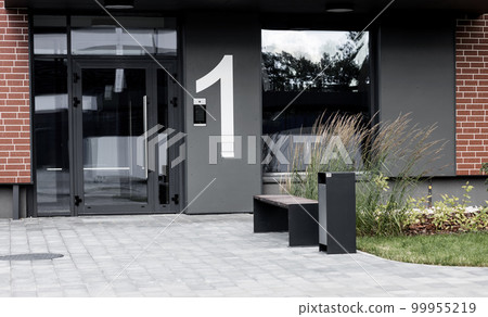 Entrance doorbell in a multi-apartment building 99955219