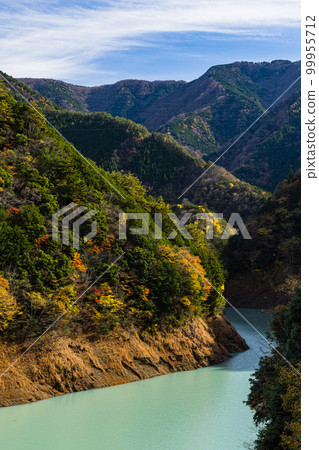 從日本靜岡縣灰原郡川根本町奧井湖城站看到的風景 從日本靜岡縣灰原郡川根本町奧井湖城站看到的風景 99955712