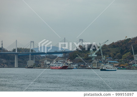日本廣島縣尾道市尾道海峽的港口和造船廠 日本廣島縣尾道市尾道海峽的港口和造船廠 99955897