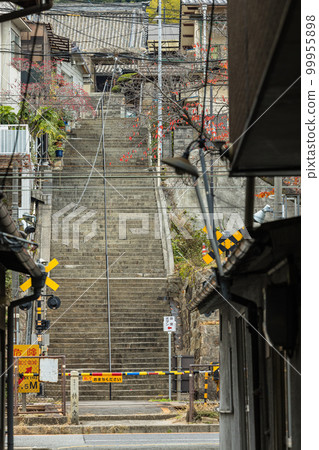從日本廣島縣尾道市後巷看到的鐵路道口和樓梯 99955898
