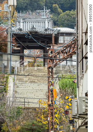 從日本廣島縣尾道市後巷看到的鐵路道口 從日本廣島縣尾道市後巷看到的鐵路道口 99955900