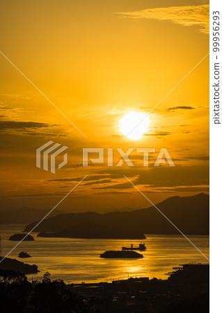 從日本廣島縣尾道市的千光寺山頂展望台看到的瀨戶內海和日落天空 99956293