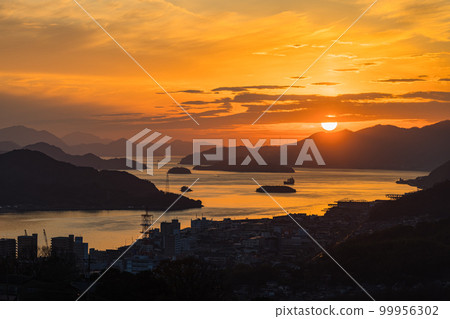 從日本廣島縣尾道市的千光寺山頂展望台看到的瀨戶內海和日落天空 99956302