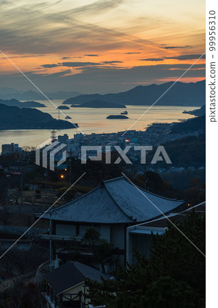 從日本廣島縣尾道市千光寺山看到的尾道海峽和日落天空 99956310