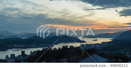 從日本廣島縣尾道市的千光寺山頂展望台看到的瀨戶內海和日落天空 從日本廣島縣尾道市的千光寺山頂展望台看到的瀨戶內海和日落天空 99956311