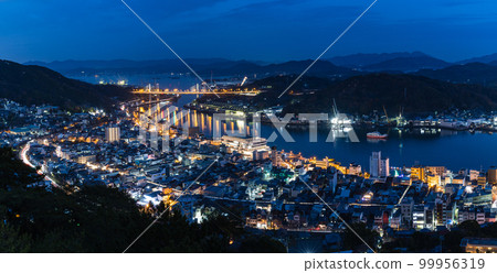從日本廣島縣尾道市的千光寺展望台看到的尾道海峽、尾道大橋和尾道夜景 99956319