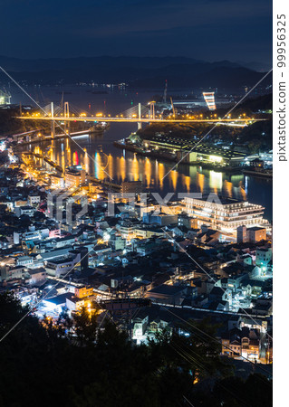 從日本廣島縣尾道市的千光寺展望台看到的尾道海峽、尾道大橋和尾道夜景 99956325